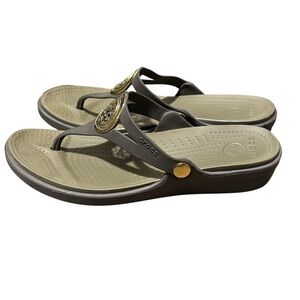 CROCS Women’s Sanrah Sandals Thong Flip Flops Sz 10 Ergonomic Beveled Medallion